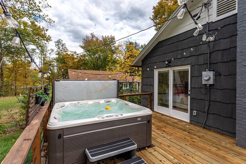 NEW: Cozy One Level w/ Hot Tub in Kerhonkson