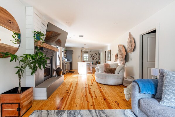 Fernseher, Kamin, Bücher