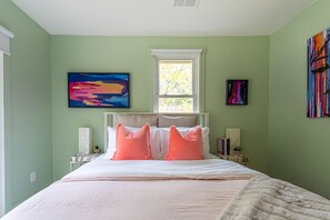 3 bedrooms, desk, iron/ironing board, travel crib - NEW: Cozy One Level w/ Hot Tub in Kerhonkson (Kerhonkson)