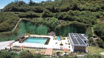 Piscine extérieure, parasols de plage