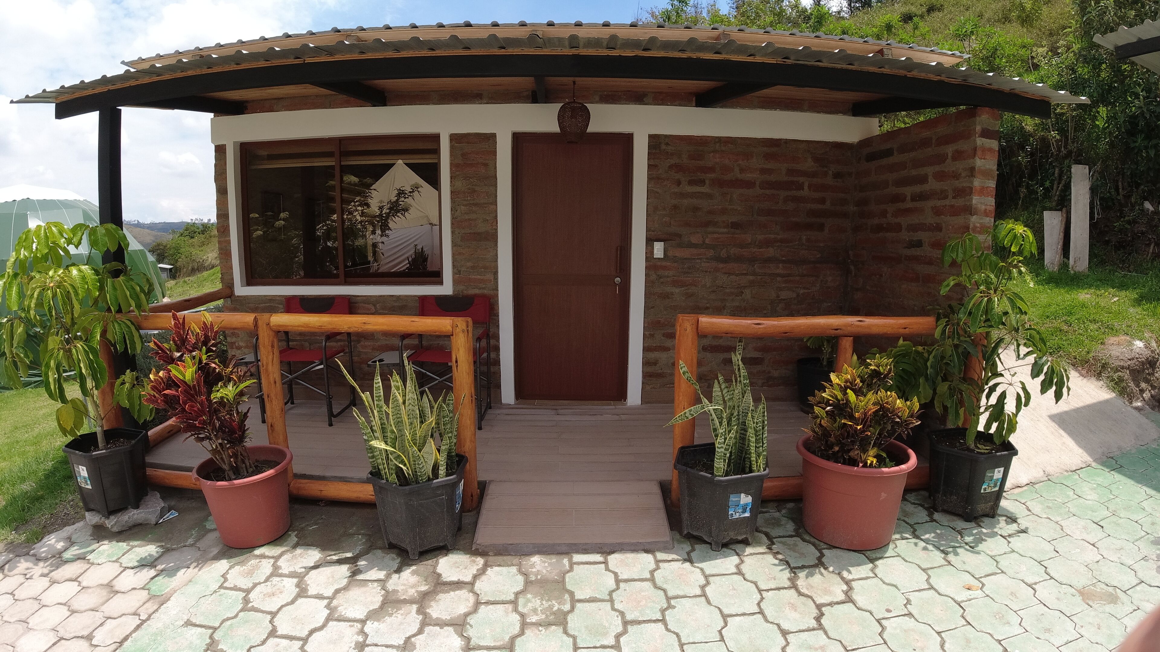 デラックス キャビン ダブルベッド 1 台 パティオ マウンテンビュー | 高級寝具、羽毛の掛け布団、ミニバー、WiFi (無料)