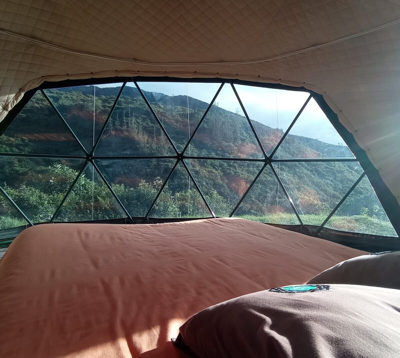 デラックス テント クイーンベッド 1 台 パティオ マウンテンビュー | 高級寝具、羽毛の掛け布団、ミニバー、WiFi (無料)