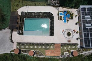 Piscina externa, funciona das 10h às 16h, guarda-sóis