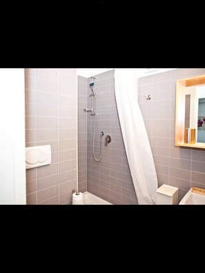Douche, sèche-cheveux, bidet, serviettes fournies