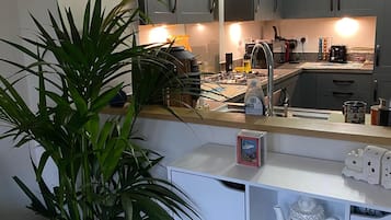 Jääkaappi, mikroaaltouuni, uuni, liesi