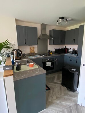 Fridge, microwave, oven, stovetop - The Cottontail - Standard Private Room With Breakfast - Tamworth (Tamworth)