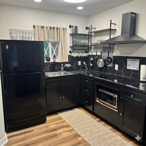 Frigorífico, microondas, placa de cocina y cafetera o tetera
