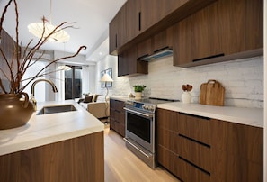 Een koelkast, een oven, een kookplaat, een vaatwasser