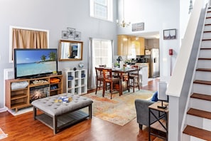 Una Smart TV, una chimenea, un reproductor estéreo