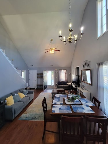 The Grove Cottage, Clayton 3B, 2.5B with King Beds