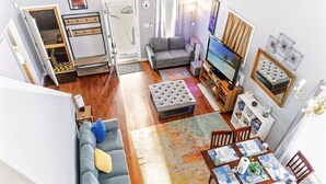 Smart TV, chimenea, estéreo
