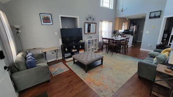 Smart TV, fireplace, stereo