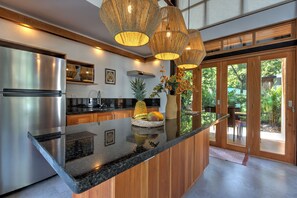 Refrigerador, microondas, horno y cafetera y tetera 