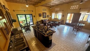 Un'ampia stanza con angolo cottura, un tavolo da pranzo e un'area salotto con sedie.