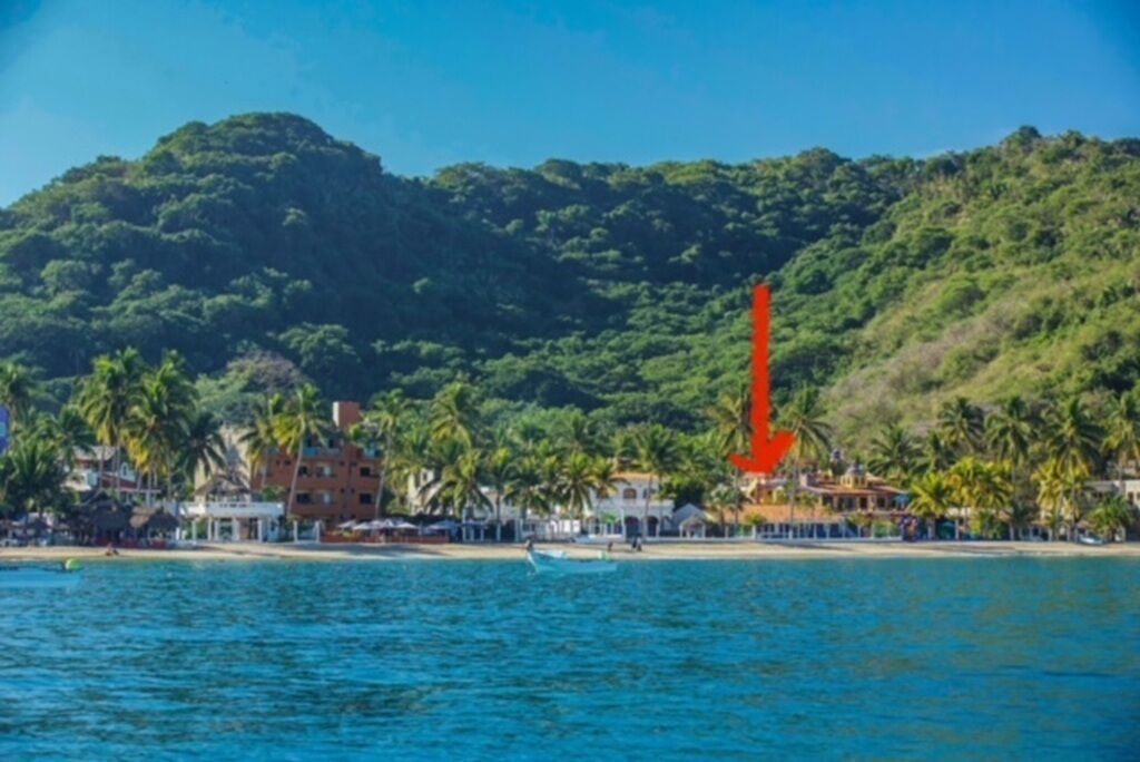 Beach nearby, sun loungers, beach towels