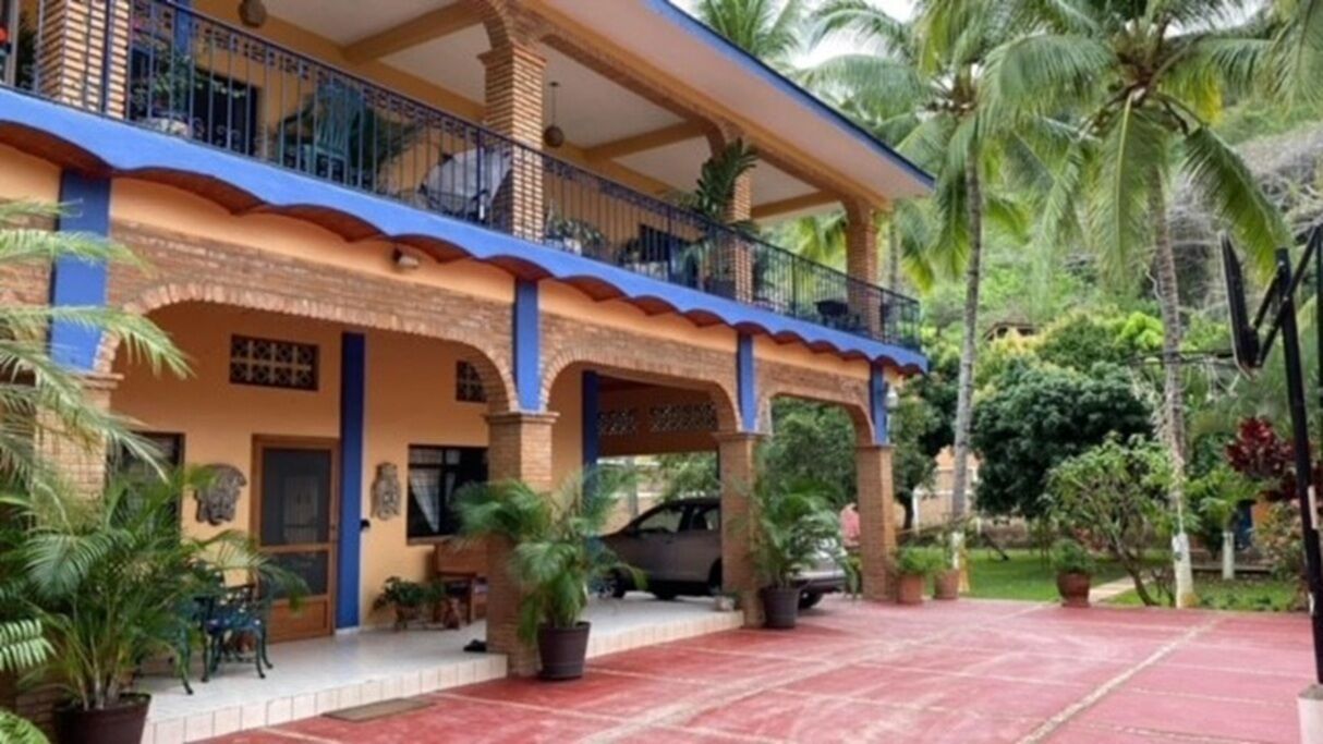 Elena's - Casa Flores