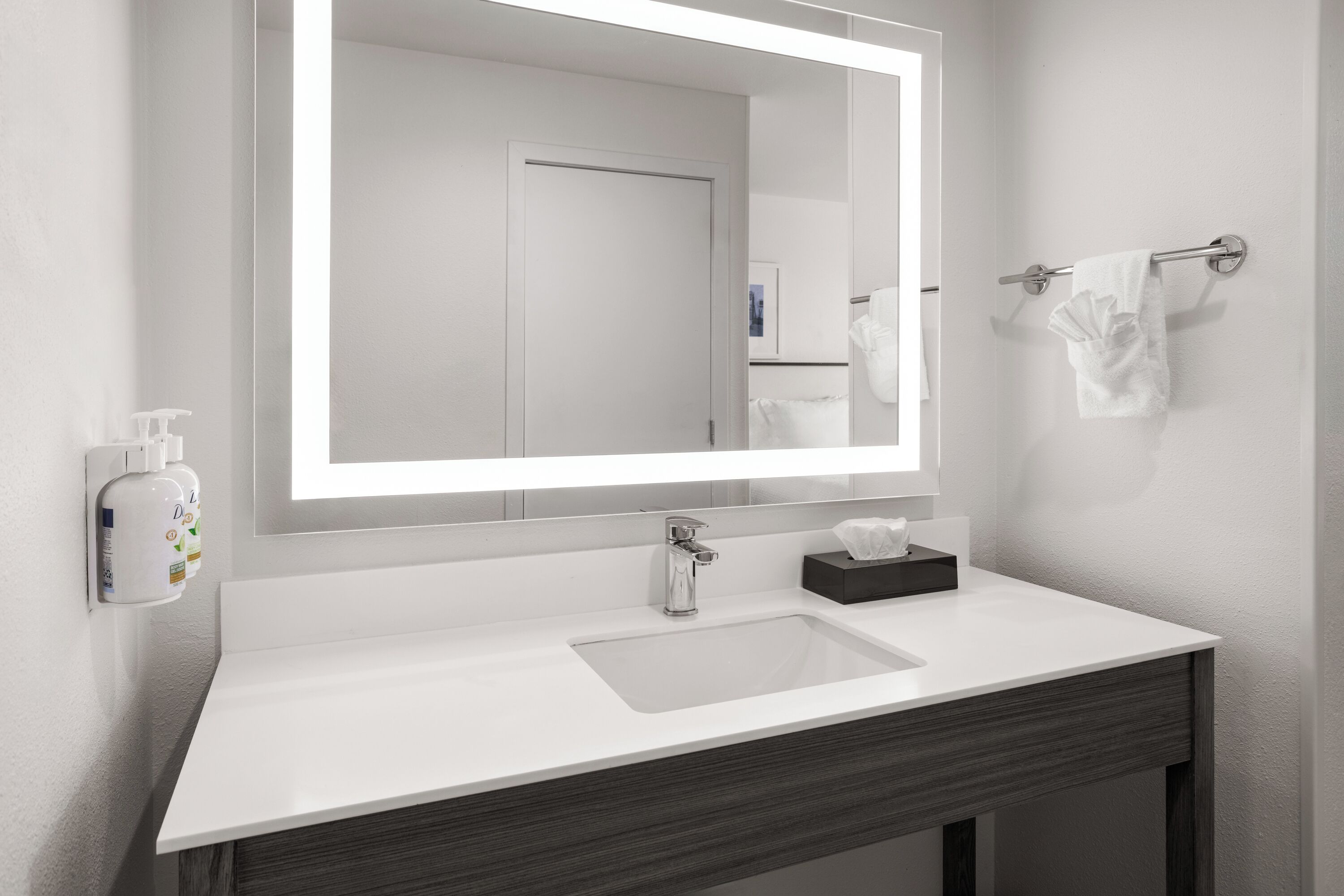 Regadera, amenidades de baño ecológicas, secadora de cabello, toallas 