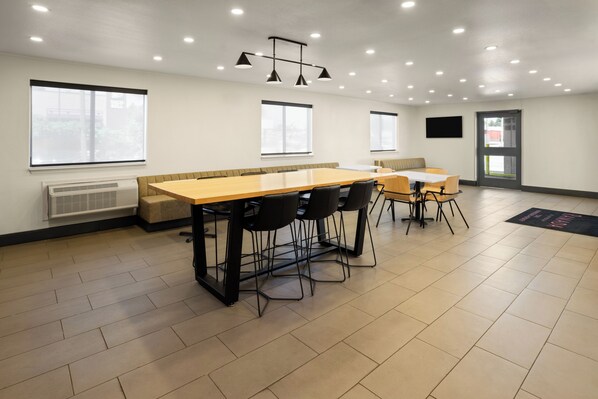 Meeting facility - Clean 2 Queen-Bed Room in York just off I-83 Harrisburg Hershey (York)