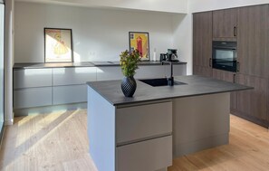 ثلاجة، غسالة أطباق، ماكينة لصنع القهوة/الشاي