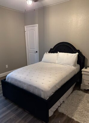 3 habitaciones, tabla de planchar con plancha, wifi y ropa de cama 