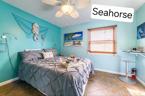 Tabla de planchar con plancha, wifi y ropa de cama