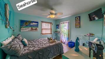 Tabla de planchar con plancha, wifi y ropa de cama