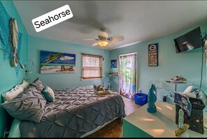 Tabla de planchar con plancha, wifi y ropa de cama