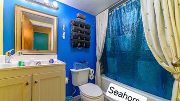 Secadora de cabello, toallas, jabón, papel de baño