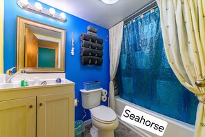 Secadora de cabello, toallas, jabón, papel de baño