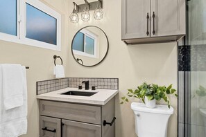 Dusj, miljøvennlige toalettsaker, hårføner og håndklær