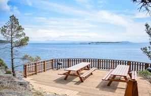 Outdoor dining - Amazing home in Liarvåg with sauna (Liarvåg)