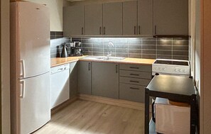 ثلاجة، فرن، موقد طهي مسطح، غسالة أطباق