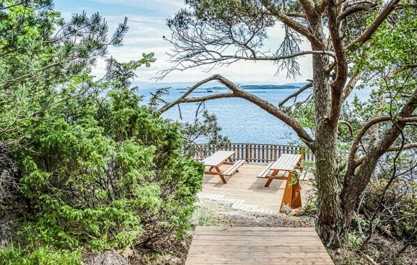 Outdoor dining - Nice home in Liarvåg with sauna (Liarvåg)