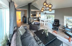 Smart TV, fireplace - Amazing home in Liarvåg with sauna (Liarvåg)