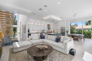 Interior - Three Palms House – 4 Suites, 3 Blocks to Ave & Pool (Delray Beach)