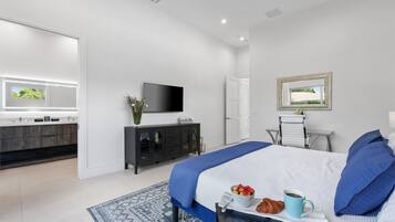 Schreibtisch, Bügeleisen/Bügelbrett, Reisekinderbett, kostenloses WLAN