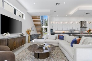 Smart TV - Three Palms House – 4 Suites, 3 Blocks to Ave & Pool (Delray Beach)