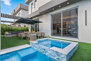 A heated pool - Three Palms House – 4 Suites, 3 Blocks to Ave & Pool (Delray Beach)