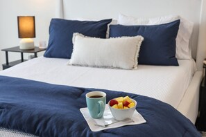 Escrivaninha, ferros/tábuas de passar roupa, berço de viagem