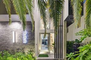 Exterior detail - Three Palms House – 4 Suites, 3 Blocks to Ave & Pool (Delray Beach)