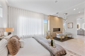 Desk, iron/ironing board, travel crib, free WiFi - Three Palms House – 4 Suites, 3 Blocks to Ave & Pool (Delray Beach)