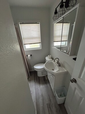 Douche, serviettes fournies, papier toilette