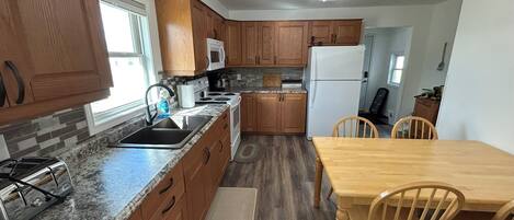 Een microgolfoven, een oven, een kookplaat