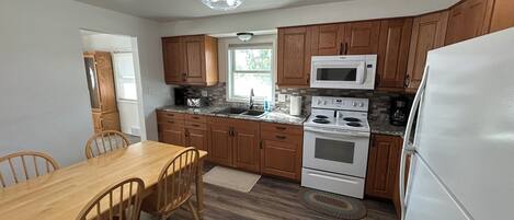 Kjøleskap, mikrobølgeovn, ovn og kokeplater