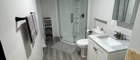 Dusche, Handtücher, Toilettenpapier