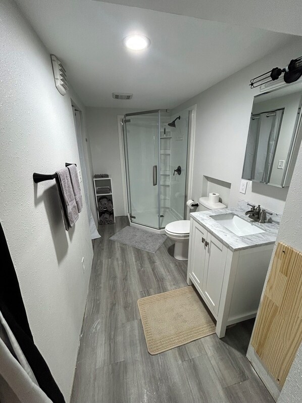 Douche, serviettes fournies, papier toilette
