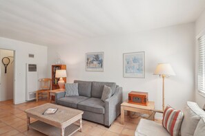 Living area - Close to Beach, 1-bedroom Condo Across from Sand! (Carpinteria)