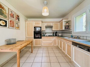 Kühlschrank, Kochgeschirr/Geschirr/Besteck