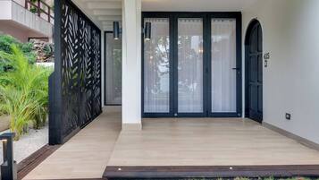 Condo, 2 Bedrooms, Balcony, Ocean View | Exterior detail