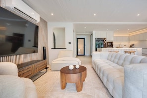 Condo, 2 Bedrooms, Balcony, Ocean View | Living room